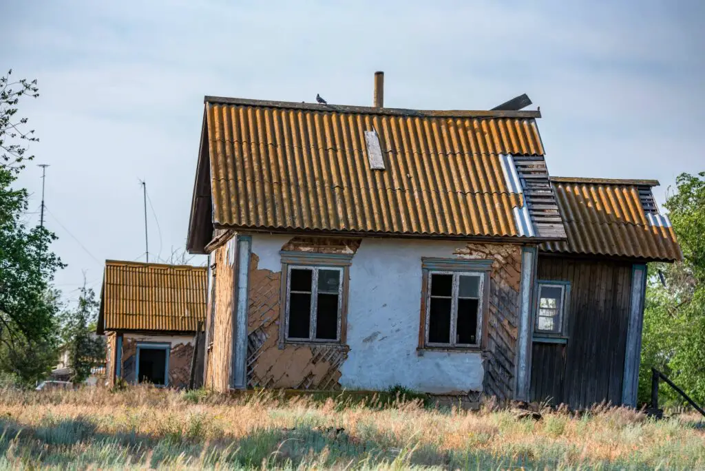 Abandoned old house in russian countryside in summer
